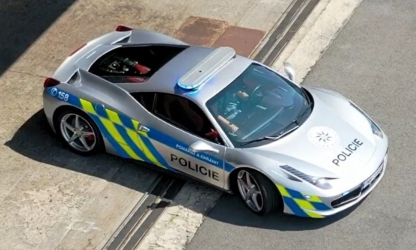 Полицията в Чехия се похвали с новия си патрулен автомобил.